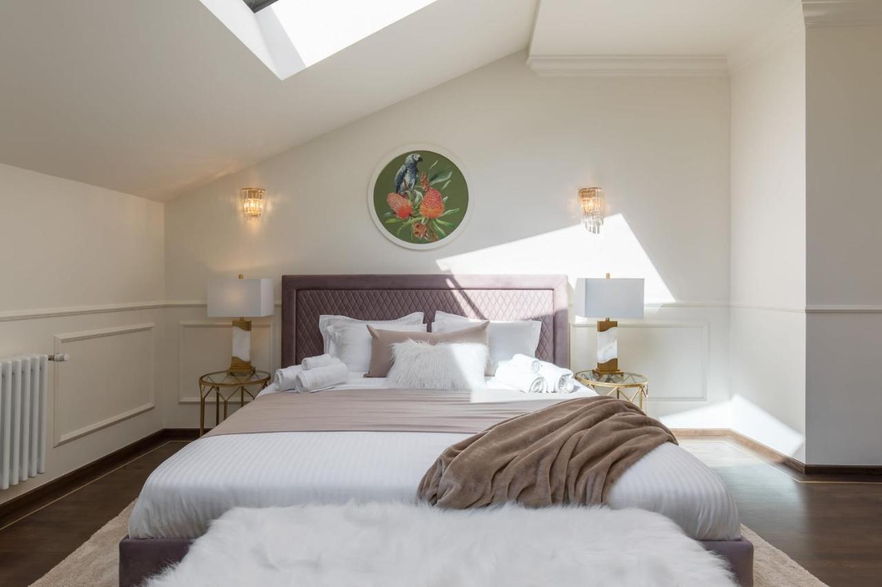 Holt Old Town Luxury Suites Бухарест Экстерьер фото