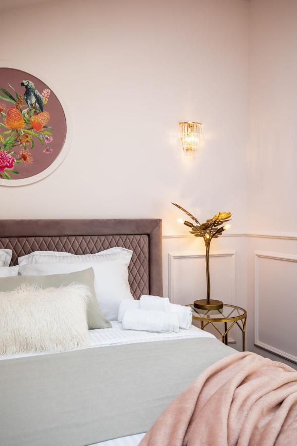 Holt Old Town Luxury Suites Бухарест Экстерьер фото